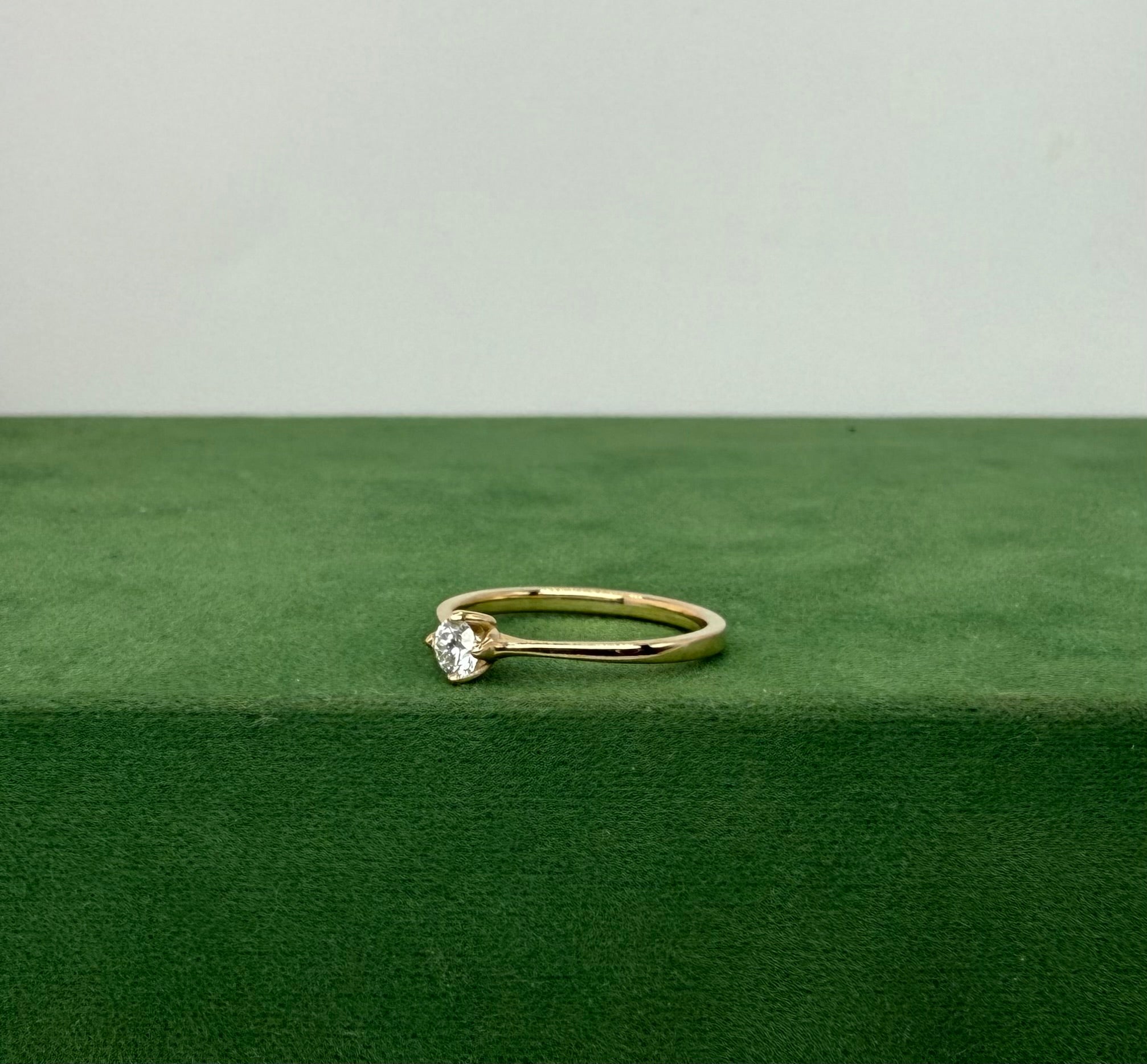Floral Engagement Ring with Brilliant Solitaire – 14k Gold