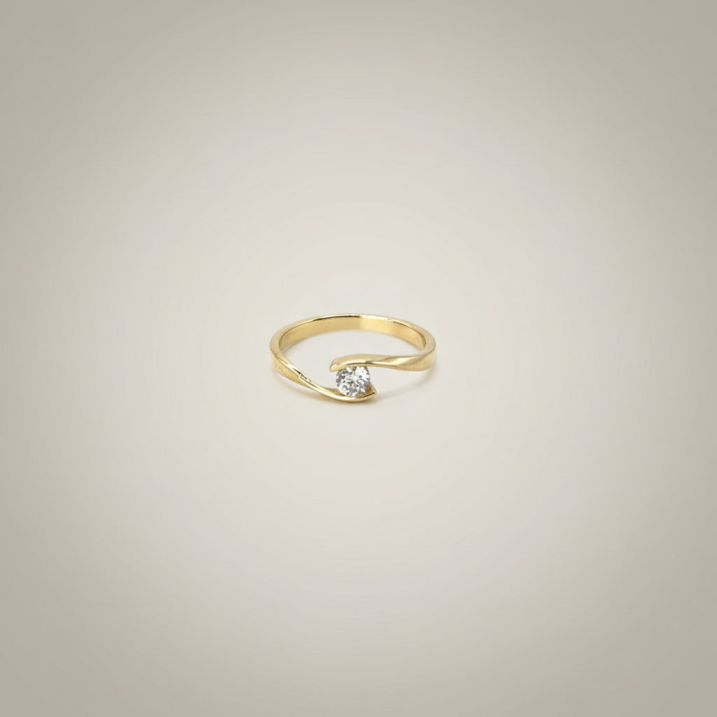 Twist Ring with Brilliant Solitaire – 14k Gold