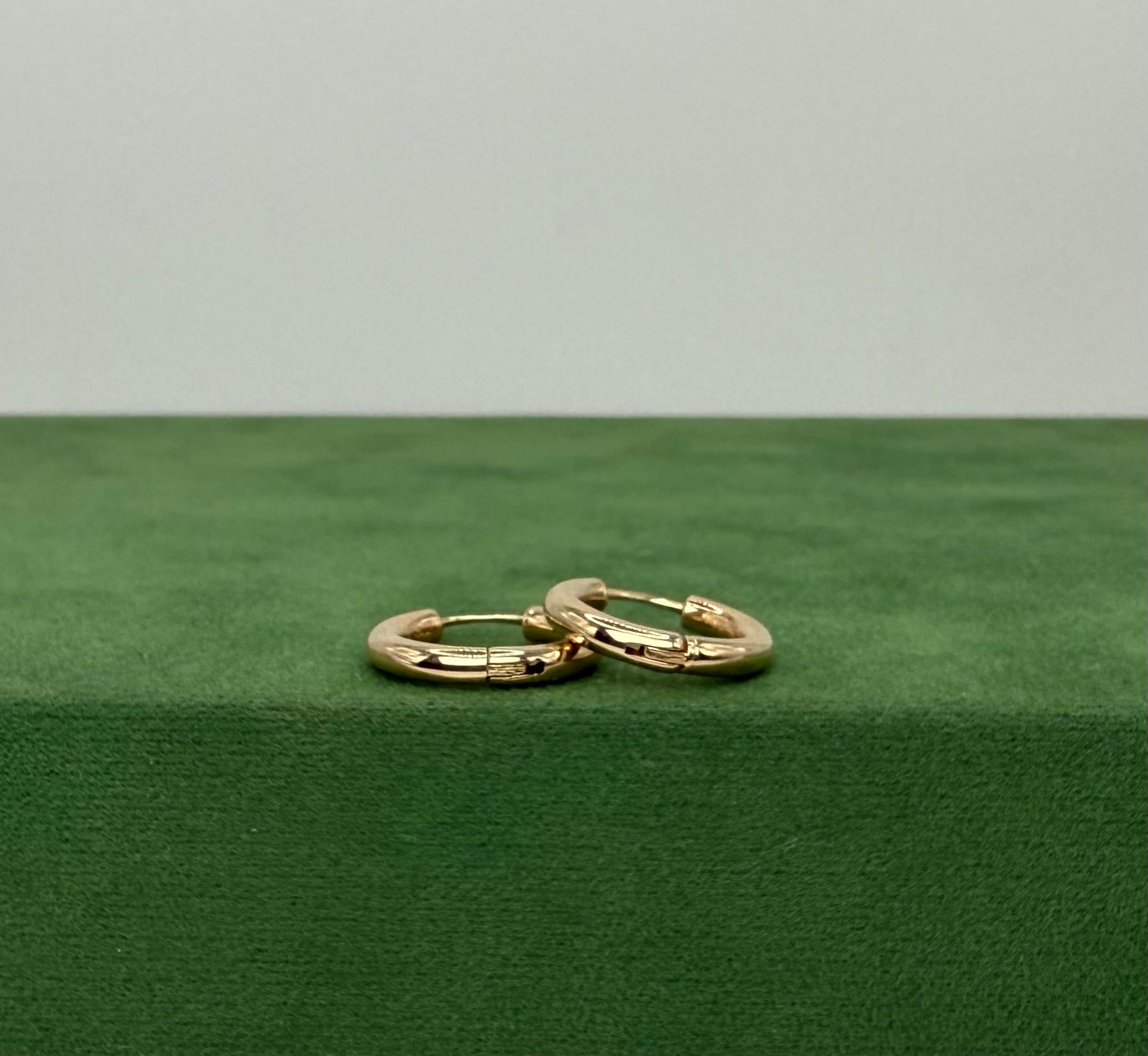 Round Huggie Earrings 2.5 mm - 14k Gold