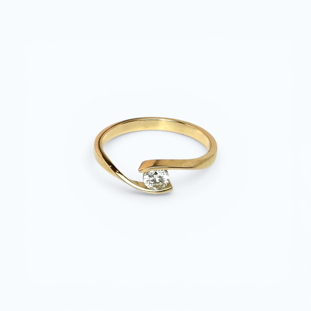 Twist Ring with Brilliant Solitaire – 14k Gold