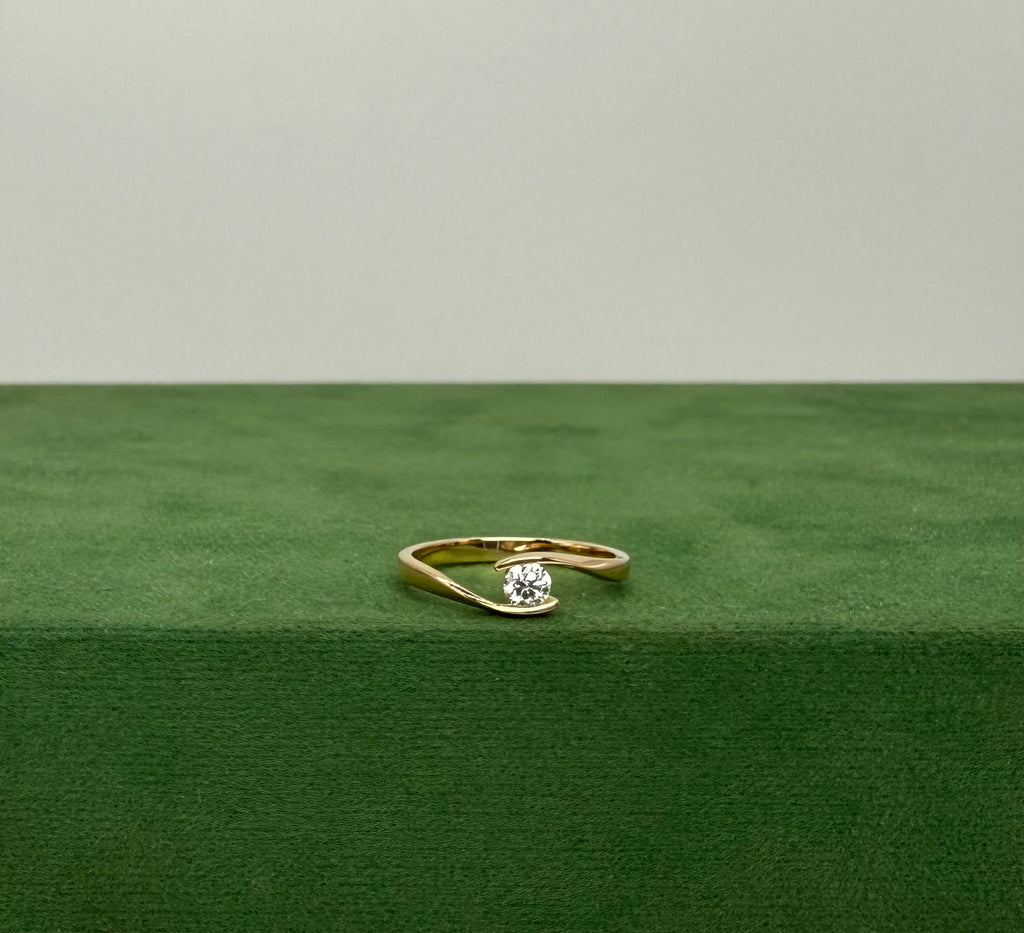 Twist Ring with Brilliant Solitaire – 14k Gold
