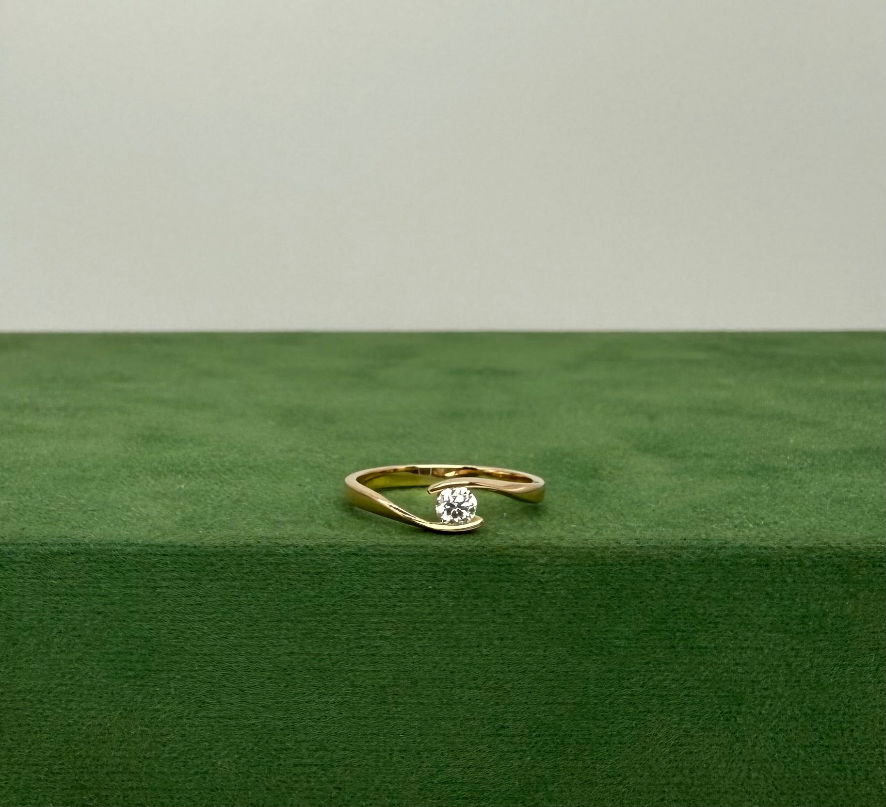 Twist Ring with Brilliant Solitaire – 14k Gold