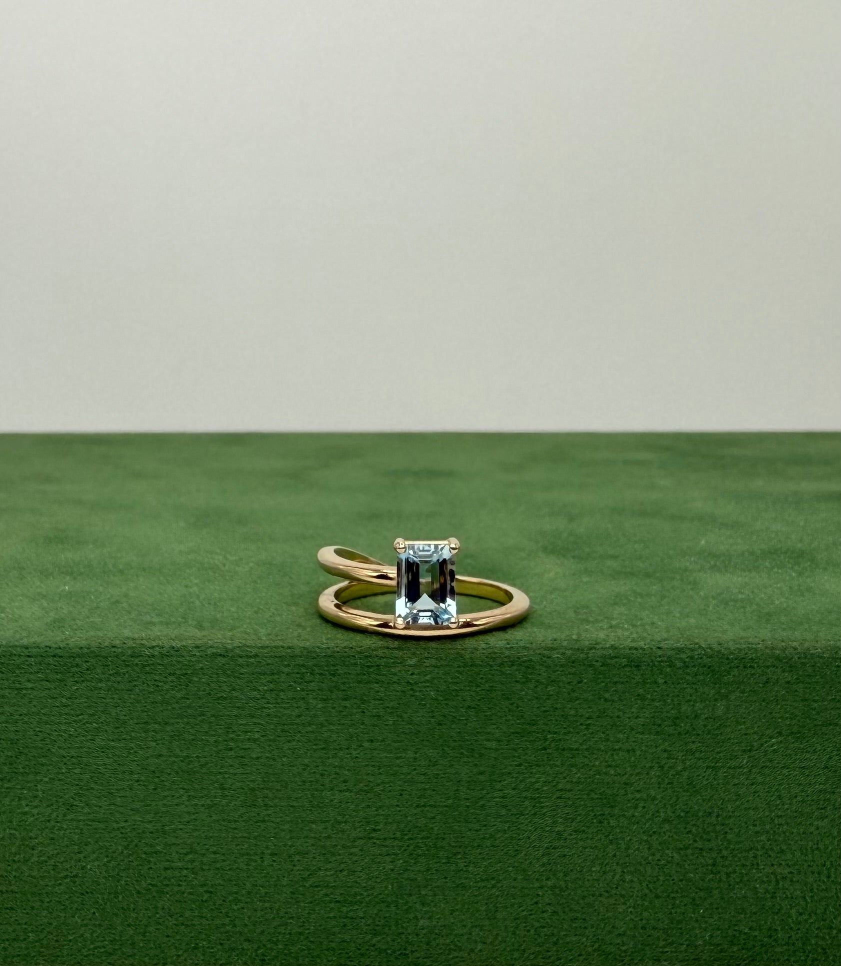 Split Band Ring with Blue Aquamarine - 14k Gold