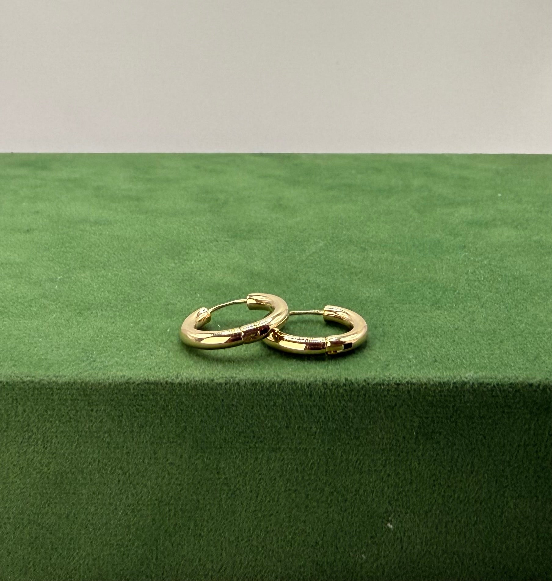 Round Huggie Earrings 2.5 mm - 14k Gold