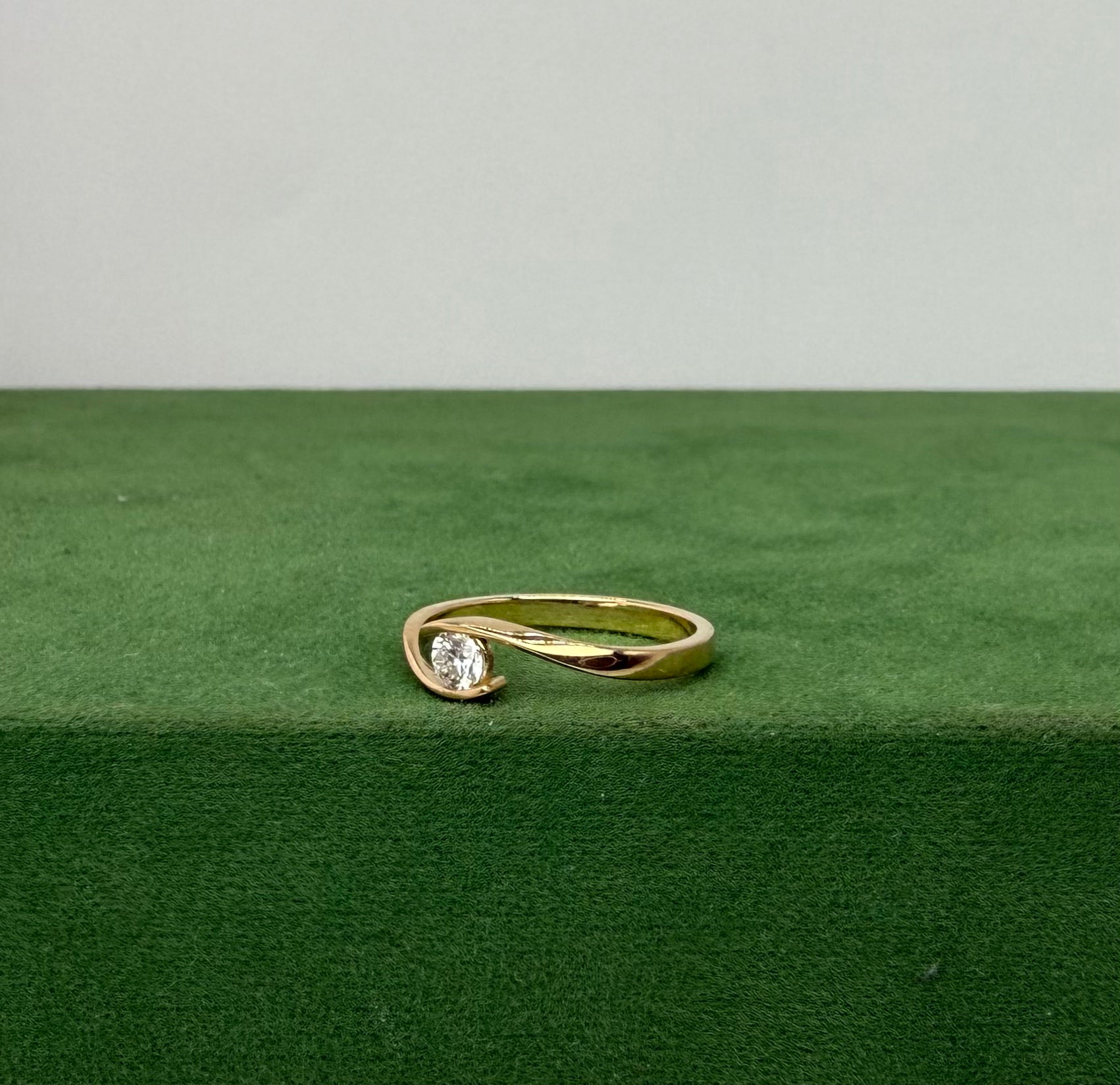 Twist Ring with Brilliant Solitaire – 14k Gold