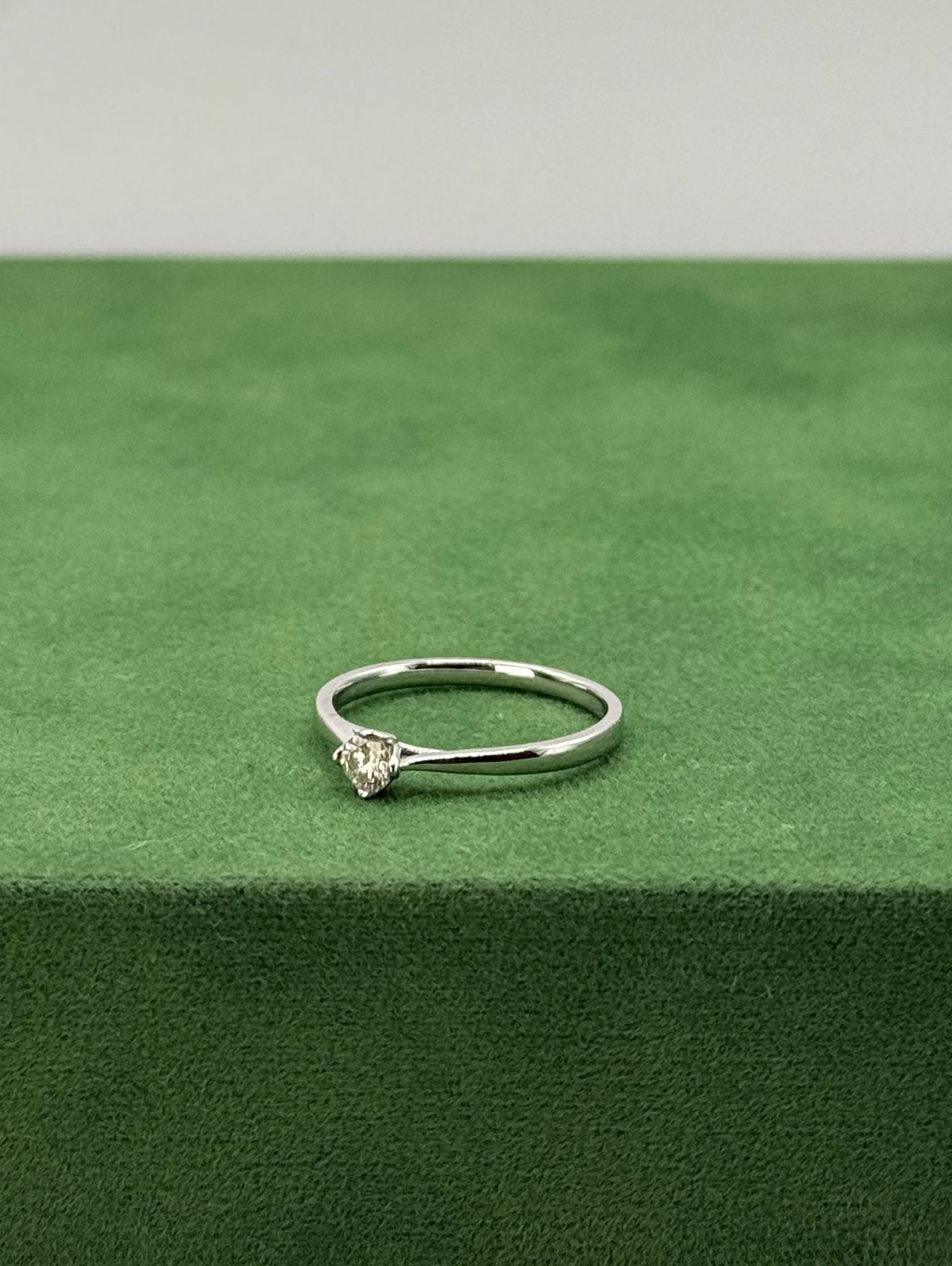 Floral Solitaire Ring – 18k White Gold (0.20 ct)