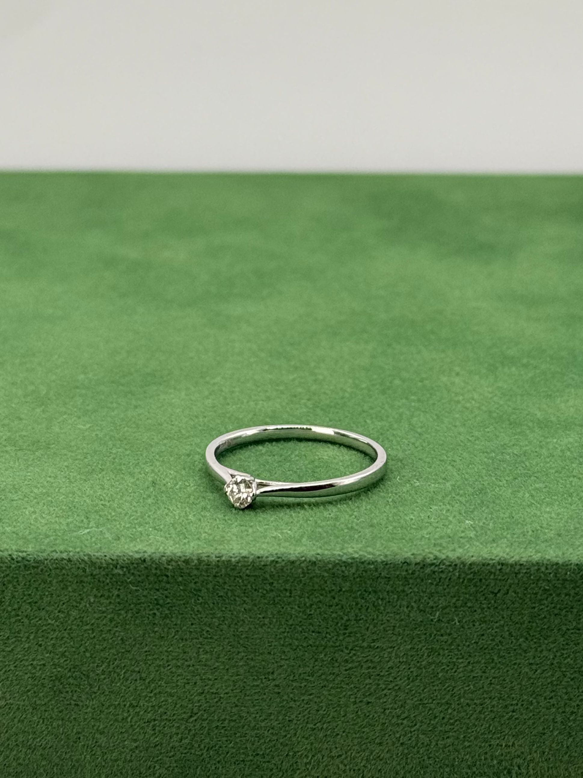 Floral Solitaire Ring – 18k White Gold (0.10 ct)