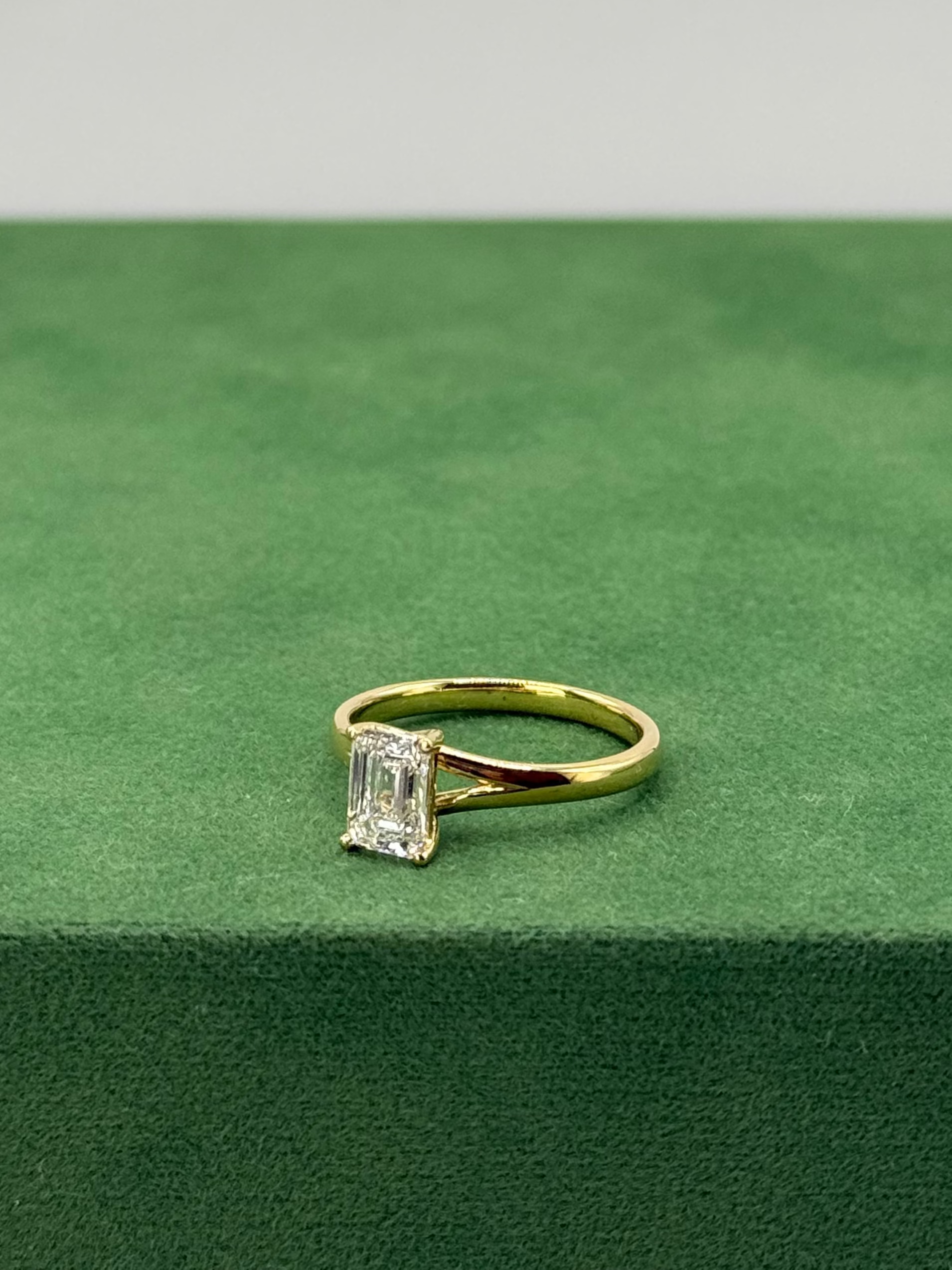 Emerald Cut Diamond Ring – 18k Gold