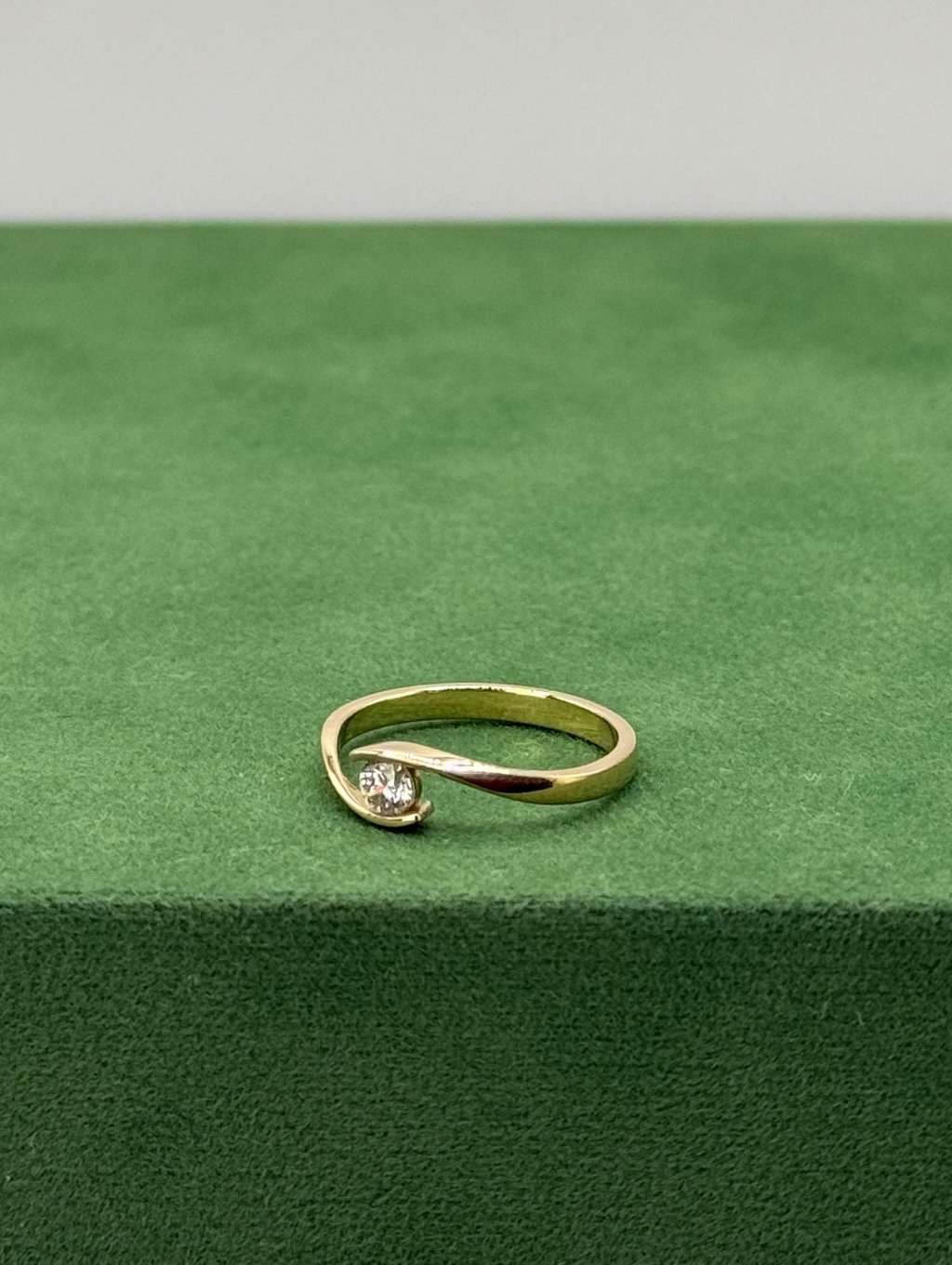 Twist Diamond Ring – 14k Gold