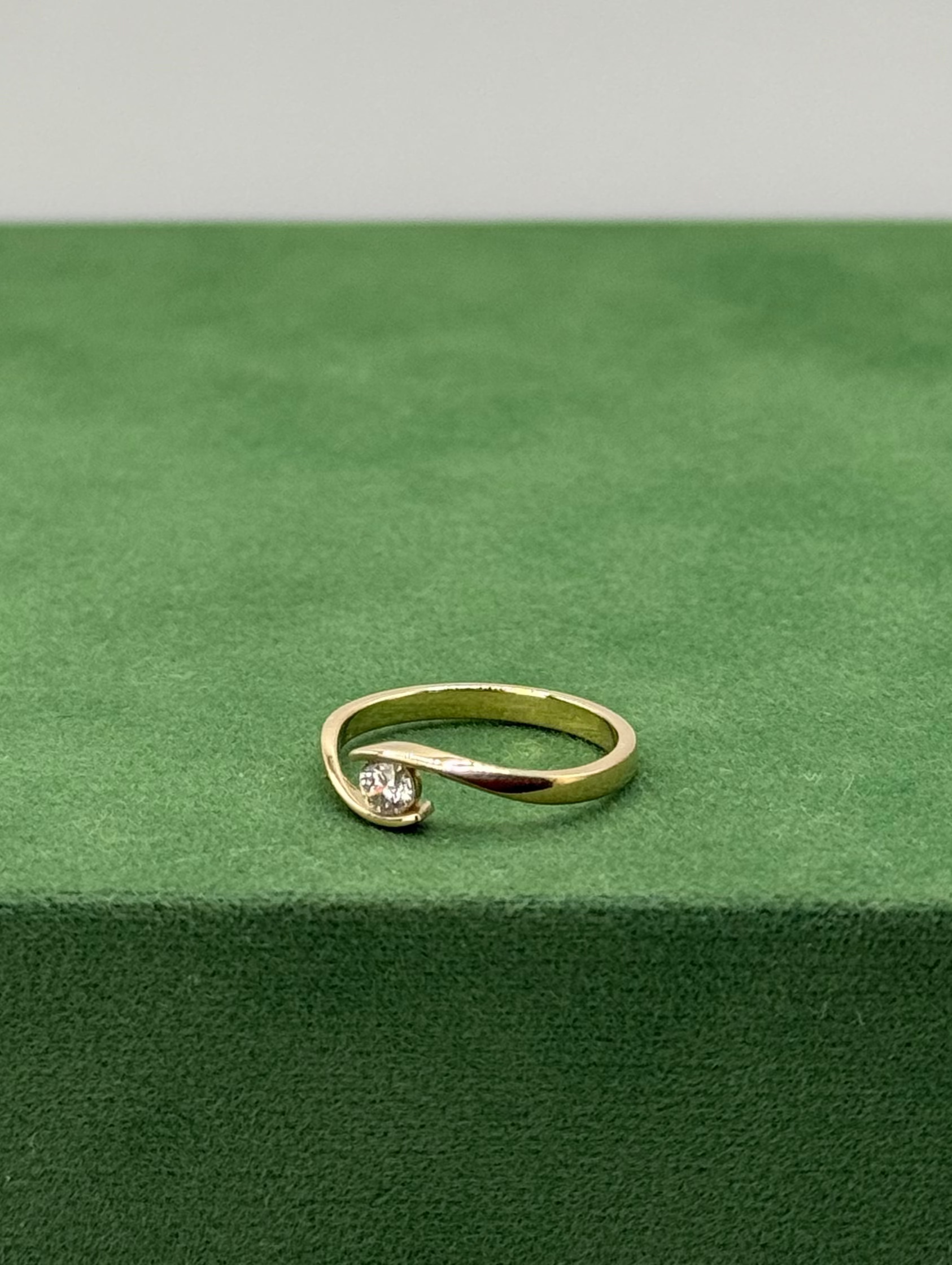 Twist Diamond Ring – 14k Gold