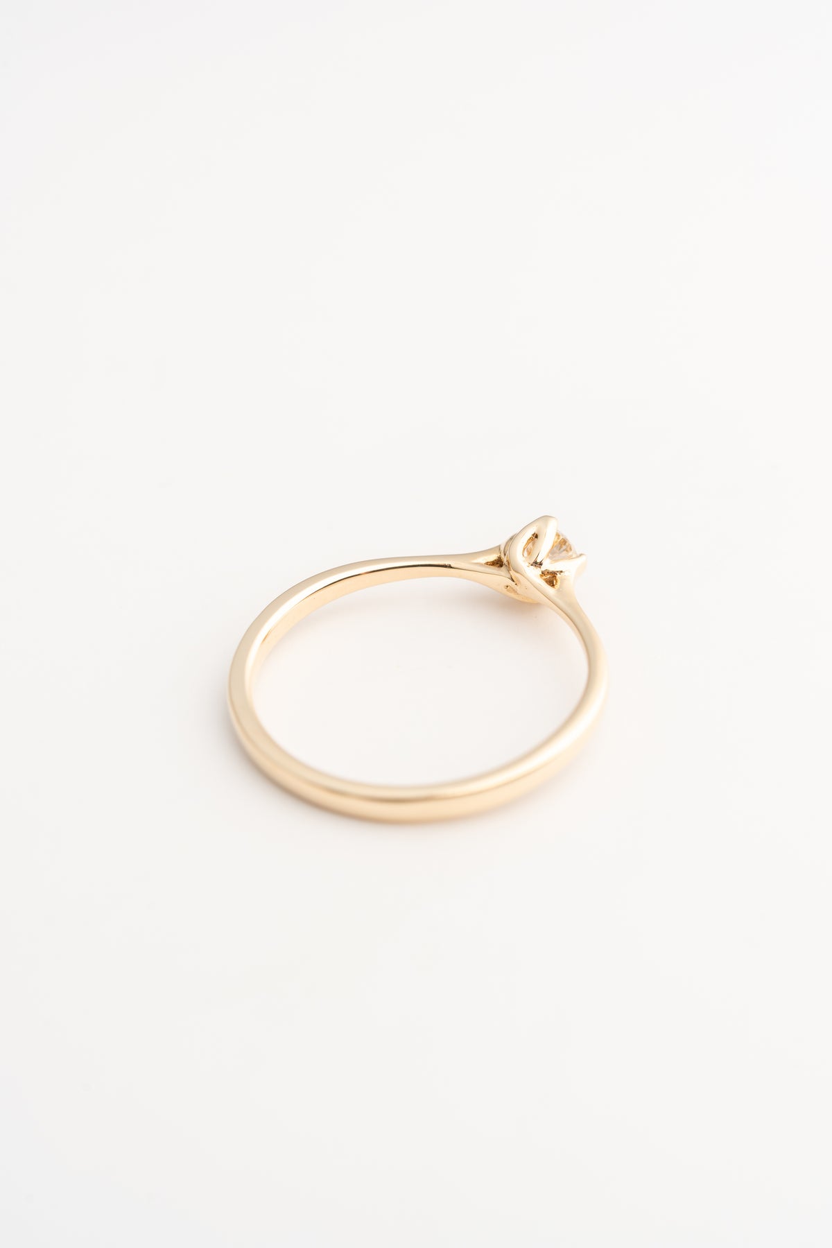 Floral Engagement Ring with Brilliant Solitaire – 14k Gold