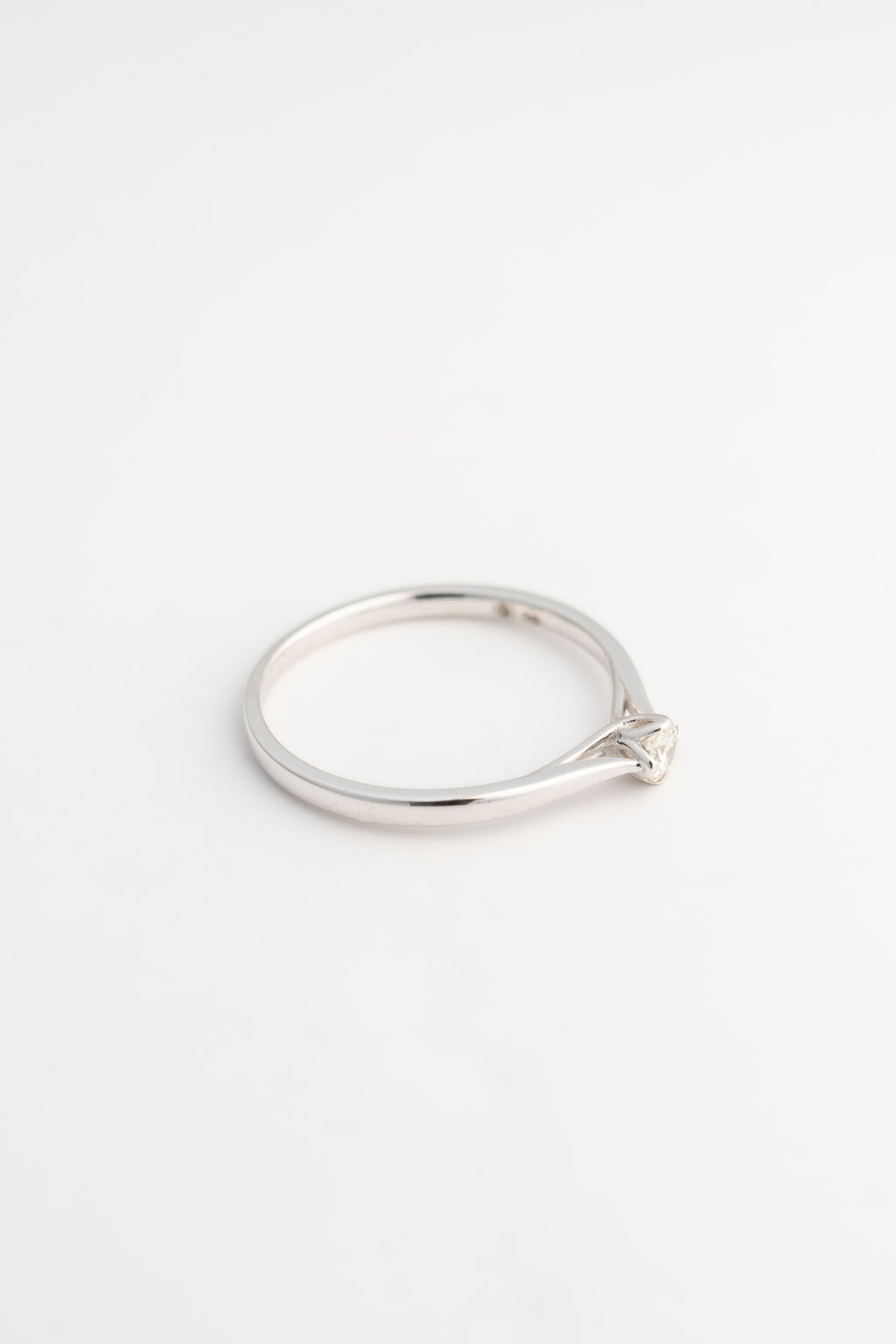 Floral Engagement Ring with Brilliant Solitaire – 14k White Gold